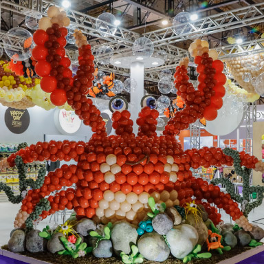 Baloes Happy Day decorados em ambiente de festa