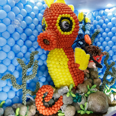 Detalhe de decoracao com baloes Happy Day