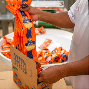 Embalagem de queijo parmesão ralado na produção Embalagem de queijo parmesão ralado na produção
