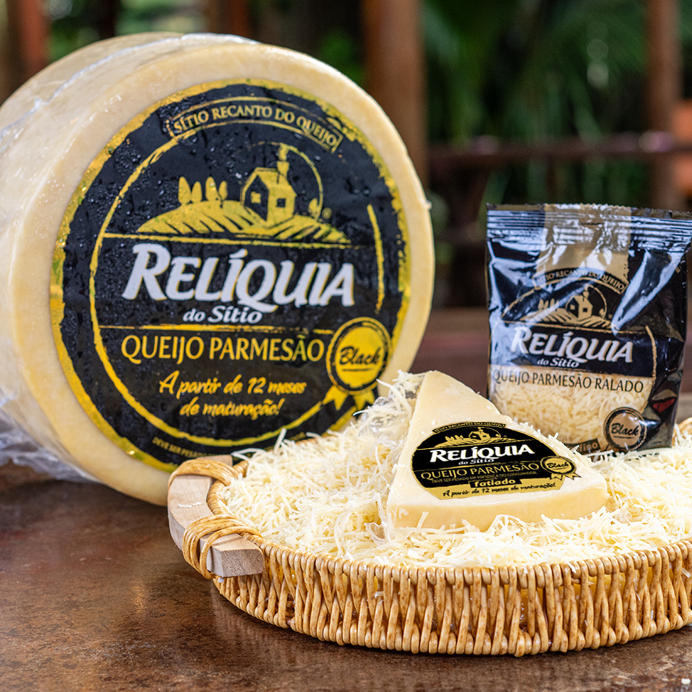 Queijo Parmesão Relíquia do Sítio Black com parmesão ralado Queijo Parmesão Relíquia do Sítio Black com parmesão ralado