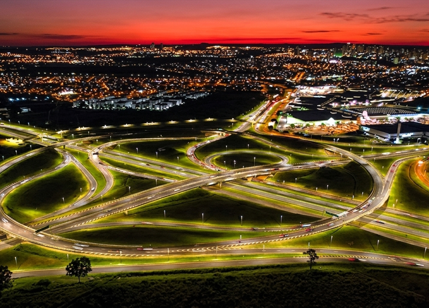 Vista aérea noturna de rodovias, rota de distribuição do Sítio Recanto do Queijo